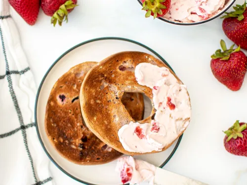 How to store and serve fresh strawberries with a blended cream cheese spread?